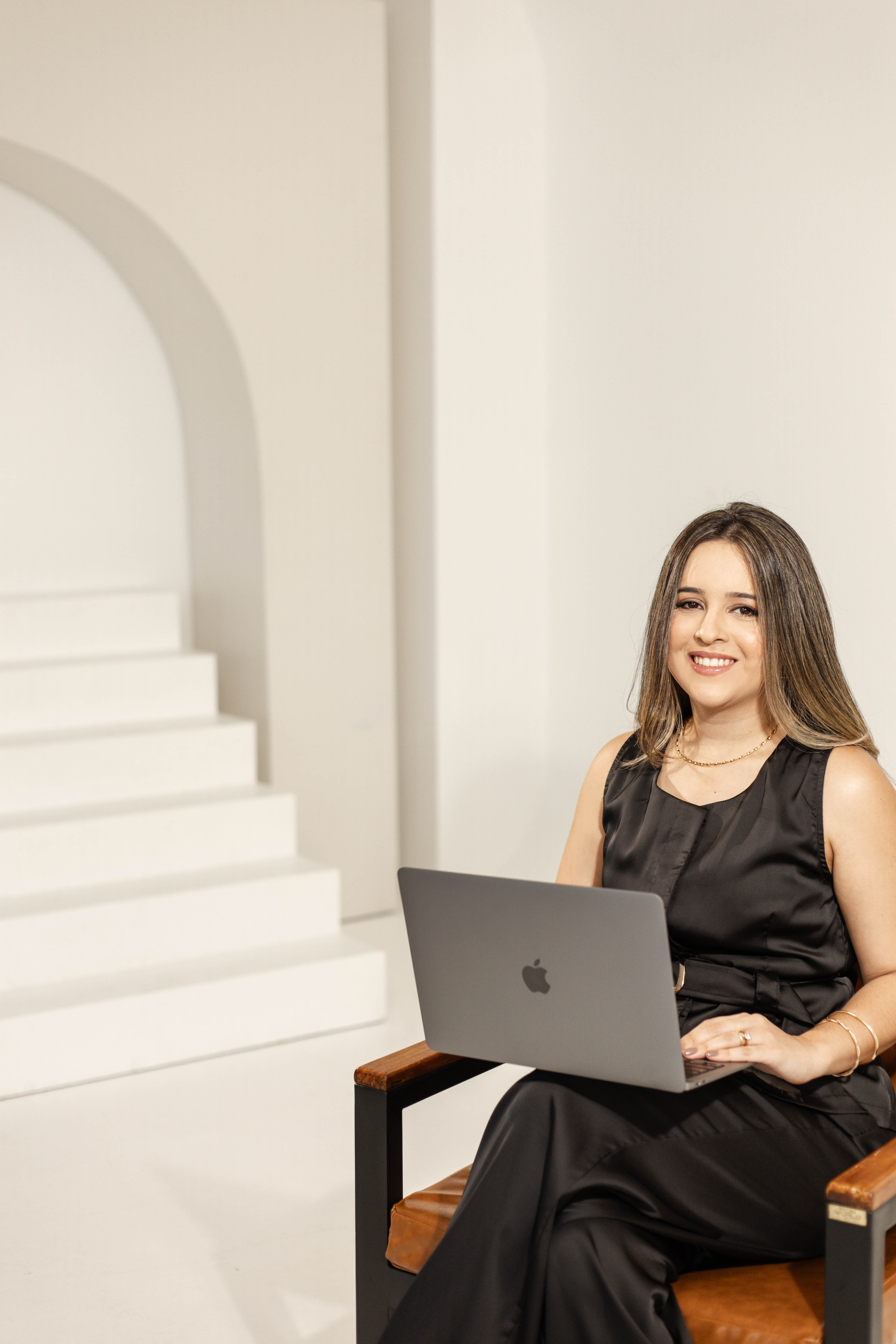 Beatriz Borges, gestora de tráfego pago, sorrindo com notebook no colo